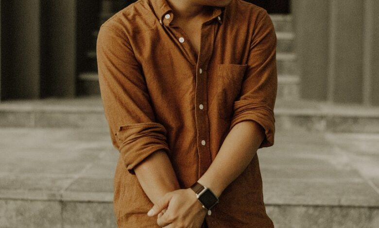 T-shirt onder een overhemd: wanneer werkt het 